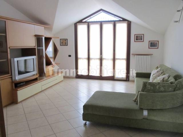 Trilocale via 2 Giugno 43, Centro, Caronno Pertusella