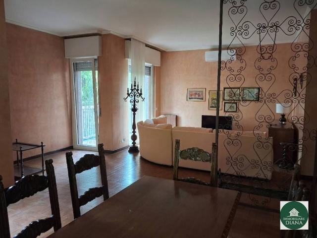 Trilocale viale Italia 17, Centro, Rho