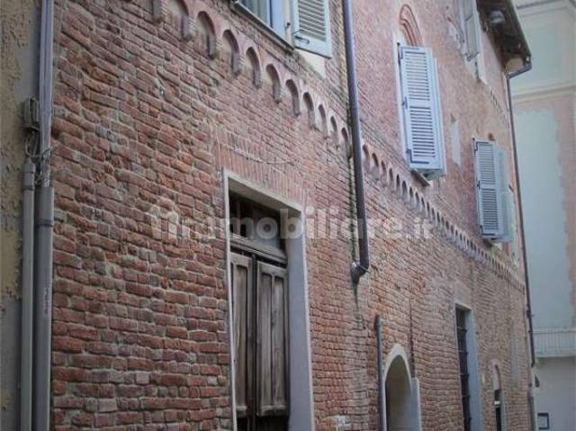 Trilocale vicolo Romano, 2, Centro Storico, Chieri