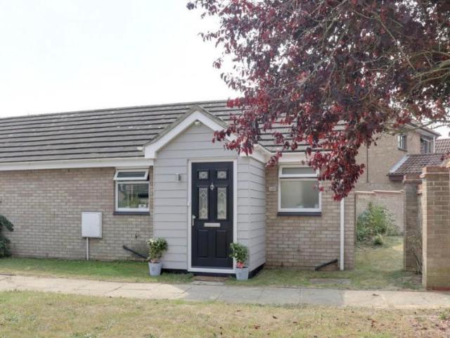 Trimley St Mary, Felixstowe 2 bed bungalow to rent £1,250 pcm £288 pw