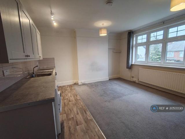 Tring Road, Aylesbury, HP20 Studio to rent £725 pcm £167 pw