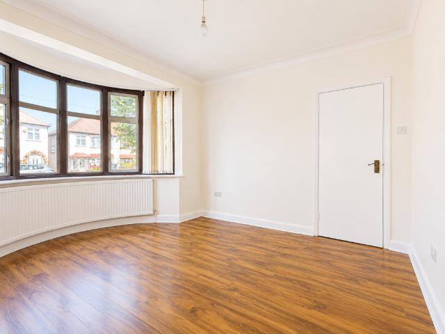Trinity Avenue, Bush Hill Park, EN1 4 bed terraced house to rent £2,650 pcm £612 pw