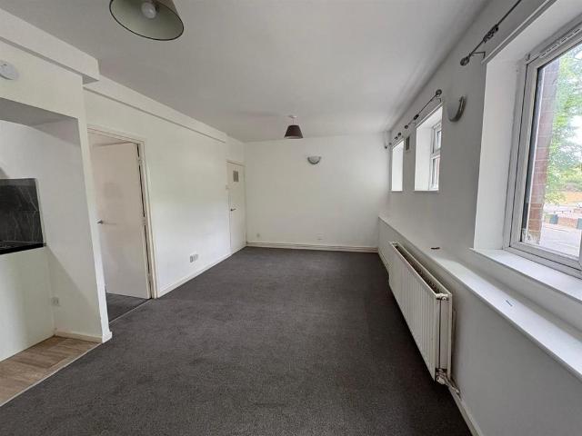Trinity Avenue, Northampton NN2 2 bed flat to rent £950 pcm £219 pw