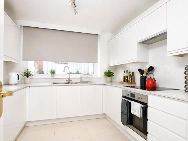 Trinity Close, Northwood, HA6 3 bed terraced house to rent £2,300 pcm £531 pw