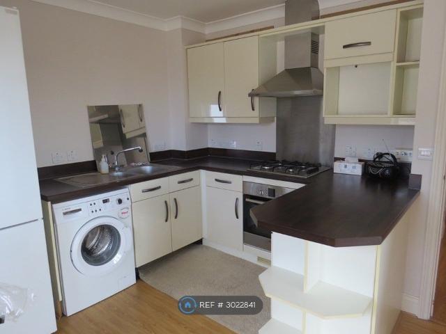 Trinity Court, Wallington SM6, 2 bed flat to rent, £1,600 pcm | PrimeLocation