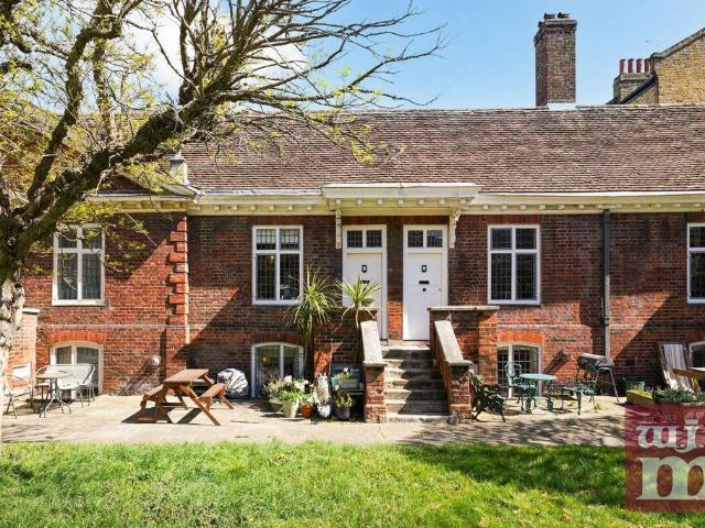 Trinity Green, Stepney, E1 1 bed house to rent £2,350 pcm £542 pw