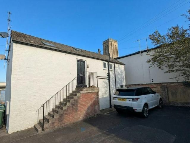 Trinity Lane, Cheltenham. 1 bed apartment to rent £800 pcm £185 pw