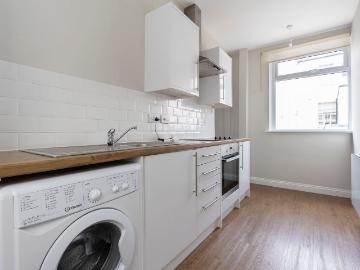 Trinity Lane, Cheltenham GL52, 1 bed flat to rent, £825 pcm | PrimeLocation