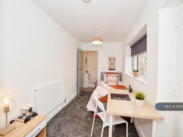 Trinity Lane, Hinckley, LE10 1 bed in a house share to rent £585 pcm £135 pw