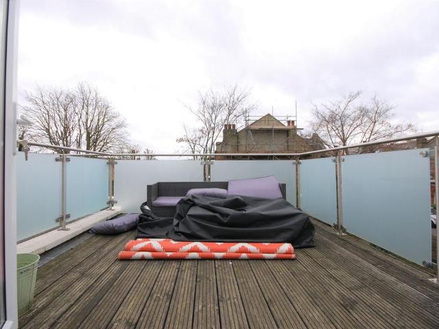 Trinity Road, Balham SW17 2 bed apartment to rent £2,400 pcm £554 pw