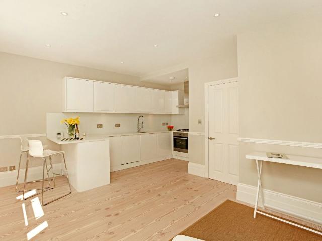 Trinity Road, London SW17, 1 bed flat to rent, £2,400 pcm | PrimeLocation