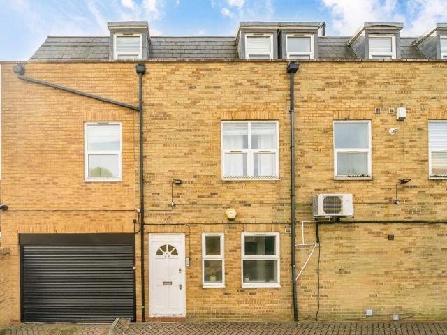 Trinity Road, London SW17 2 bed flat to rent £2,200 pcm £508 pw