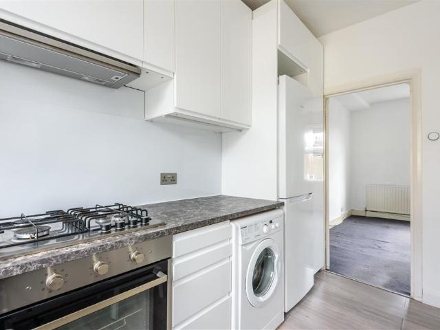 Trinity Road, London SW17, 2 bed flat to rent, £2,100 pcm | PrimeLocation