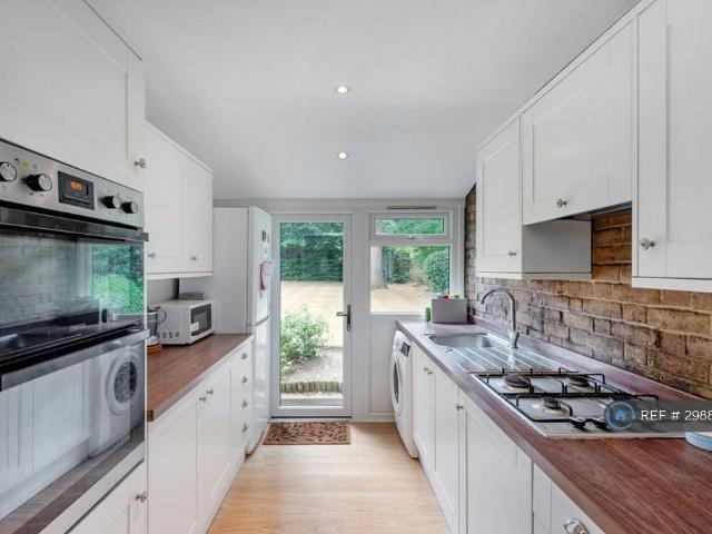 Trinity Road, London, SW18 3 bed flat to rent £3,300 pcm £762 pw