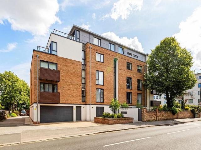 Trinity Road, London SW19 2 bed flat to rent £2,400 pcm £554 pw
