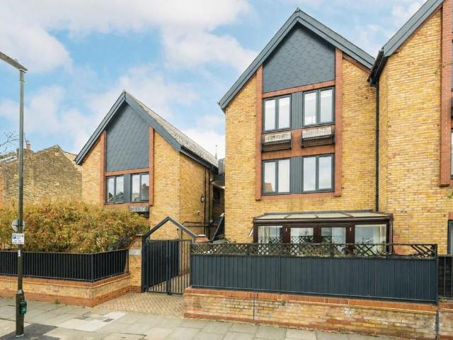 Trinity Road, London SW19 2 bed flat to rent £2,400 pcm £554 pw