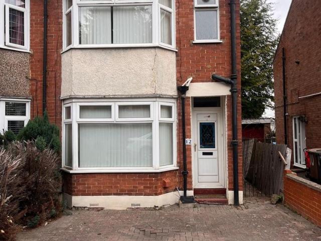 Trinity Road, Luton, LU3 2 bed terraced house to rent £1,400 pcm £323 pw