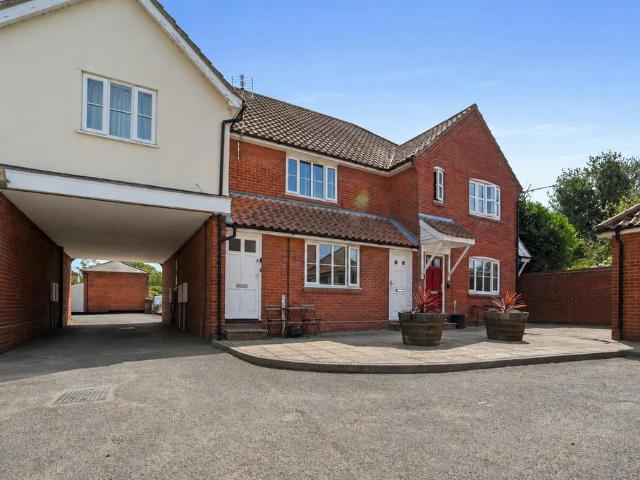 Trinity Road, Manningtree 2 bed maisonette to rent £1,100 pcm £254 pw