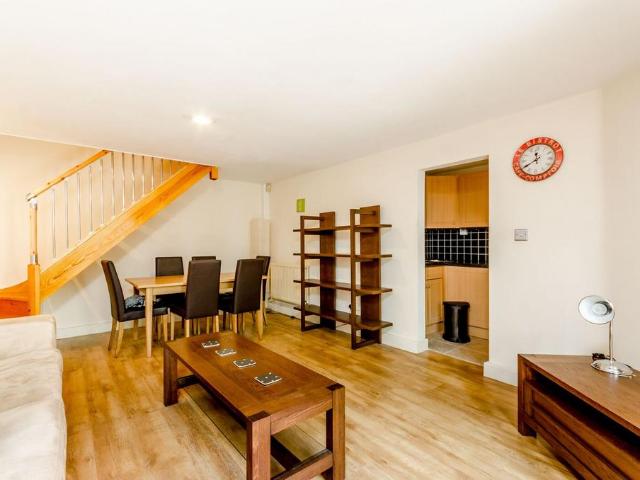 Trinity Road, Wandsworth Common. 1 bed flat to rent £2,000 pcm £462 pw