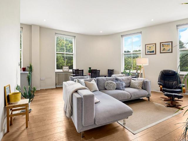 Trinity Road, Wandsworth Common. 2 bed apartment to rent £3,250 pcm £750 pw