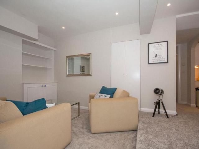 Trinity Road, Wandsworth Common SW18 2 bed flat to rent £2,700 pcm £623 pw
