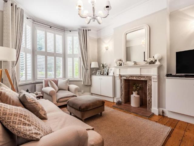 Trinity Road, Wimbledon, London, SW19 2 bed property to rent £2,750 pcm £635 pw