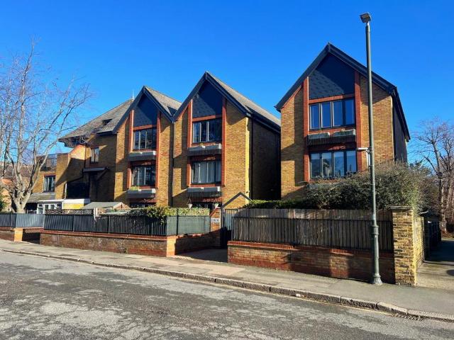 Trinity Road, Wimbledon, SW19 2 bed ground floor flat to rent £2,150 pcm £496 pw
