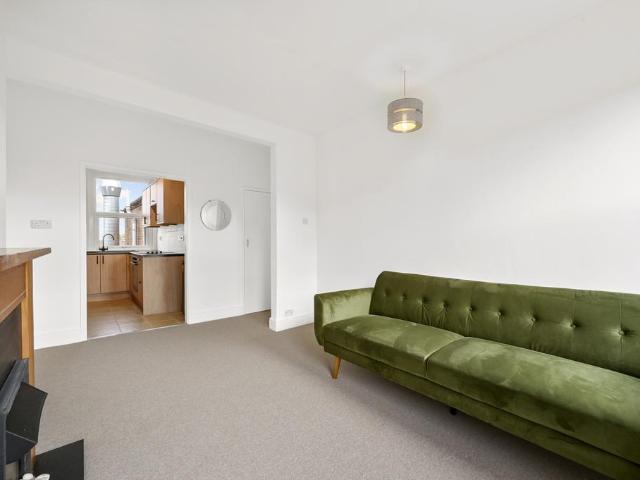 Trinity Road, Tooting Bec SW17 1 bed apartment to rent £1,675 pcm £387 pw