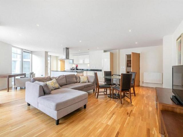 Trinity Tower, London E14 2 bed flat to rent £3,150 pcm £727 pw