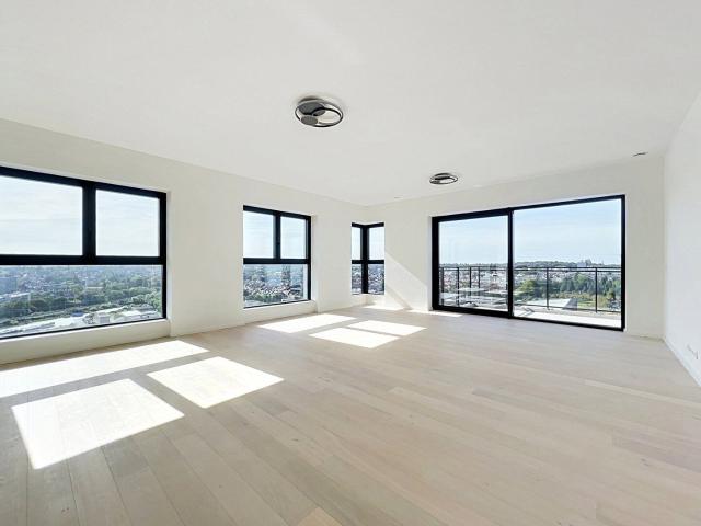 Triomphe: Magnificent 3 bed penth. + terraces + pkg