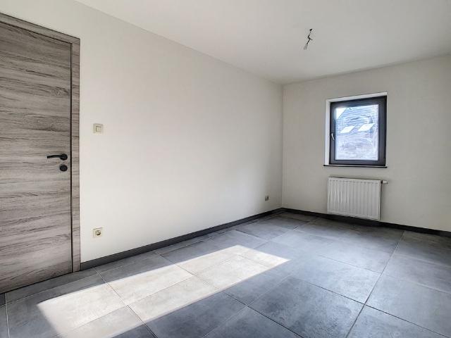 Triplex met 2 slaapkamers in het centrum van HUY