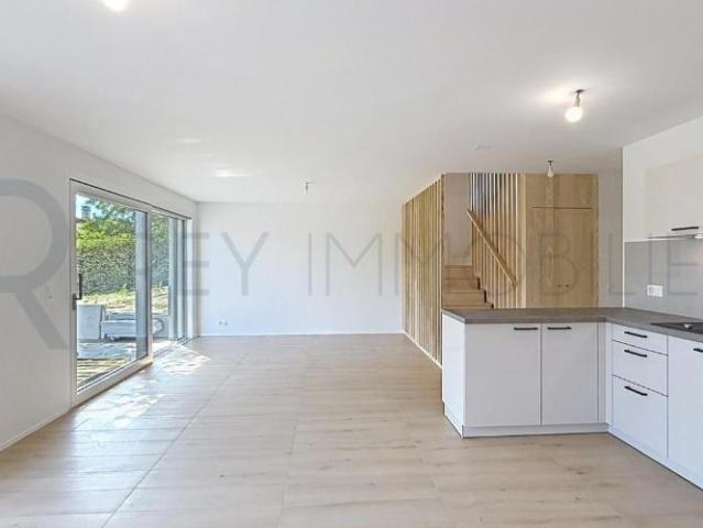 Triplex neuf dans villa avec terrasse et jardin