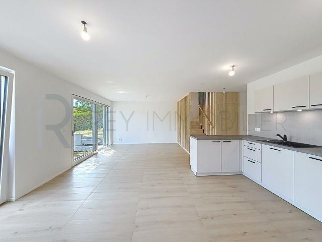 Triplex neuf dans villa avec terrasse et jardin