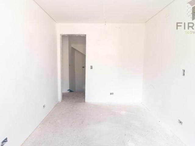 Triplex novo em condomínio no Hauer com 4 quartos e ático