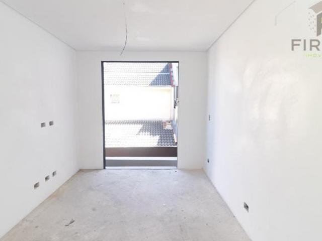 Triplex novo em condomínio no Hauer frente para a rua, com 4 quartos e ático