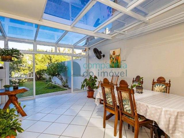 Triplex à Venda com Amplo Terreno, pomar