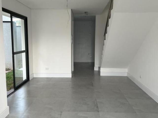 Triplex à venda de frente para rua no Xaxim em Curitiba