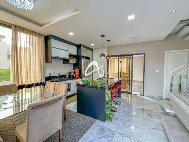 Triplex Alto Padrão em Condomínio • Iná