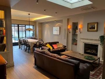 Triplex appartement met 5 slaapkamers en autostaanplaats in het centrum van Mol!