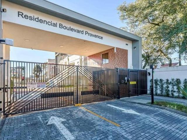 Triplex com 03 quartos em condomínio fechado no Pinheirinho