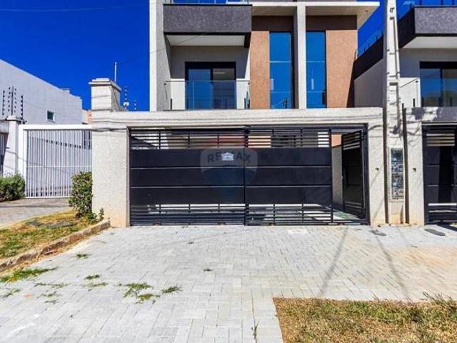 Triplex com Terraço Amplo de Frente para Rua, Bairro Bom Jesus. Paraná