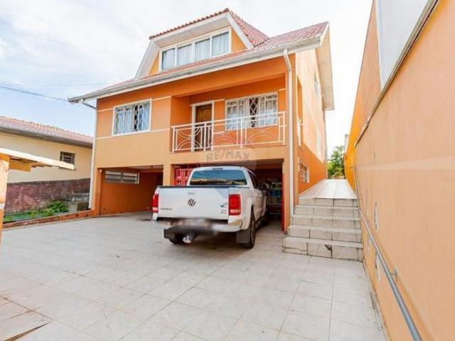 Tríplex com amplo terreno no bairro Portão!