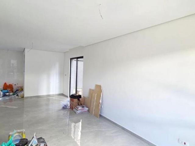 TRIPLEX COM QUARTO E BANHEIRO COMPLETO NO TÉRREO