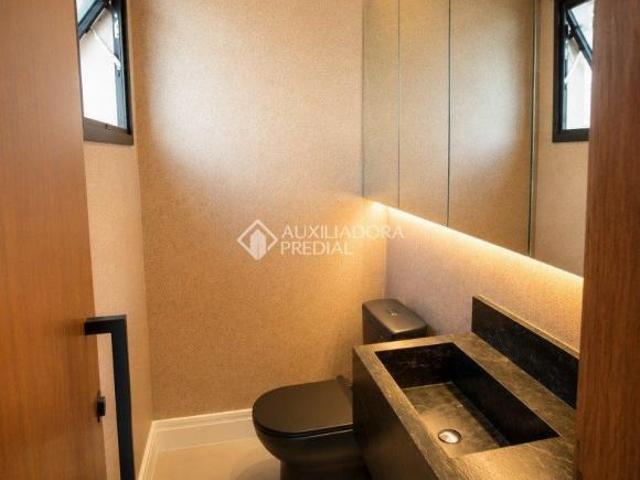 Triplex de alto padrão em condomínio exclusivo no Aristocrata