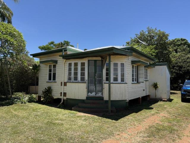 TRIPLEX DEVELOPMENT OPPORTUNITY OR ENTRY LEVEL HOME 903M2 MD ZONED!