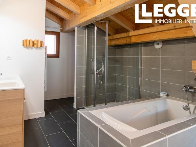 Triplex exposé sud est avec 3 chambres, un coin montagne et parking couvert. Proximité du centre de Samoëns