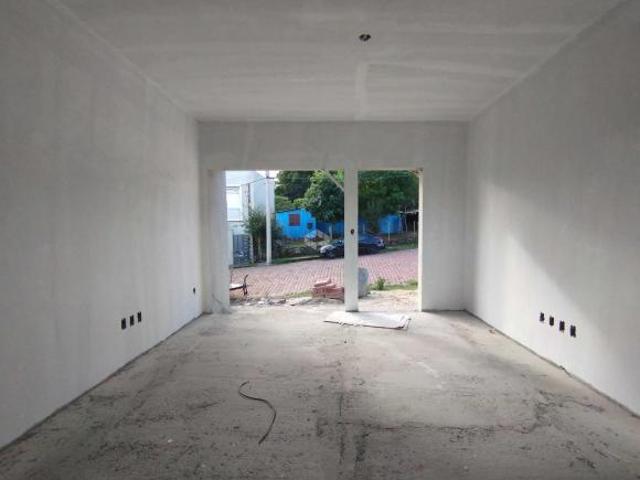 Triplex em fase de construção com acabamento de qualidade e dormitórios com sacada