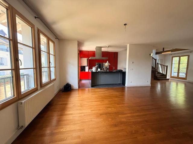 Triplex en Attique de Prestige aux Portes de Genève – Centre de Ferney Voltaire
