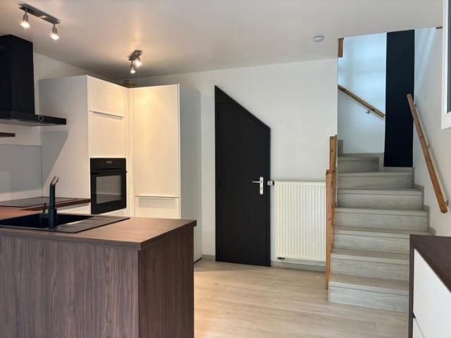 Triplex entièrement rénové avec terrasse à Waltzing !