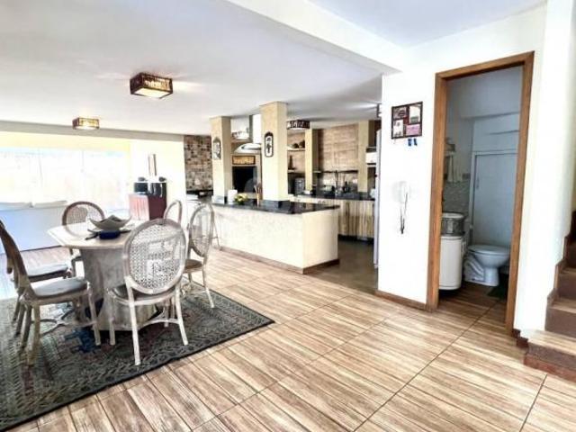 Triplex 302m² à venda 5 quartos, lareira, churrasqueira, 4 vagas de garagem no Condomínio Recanto da
